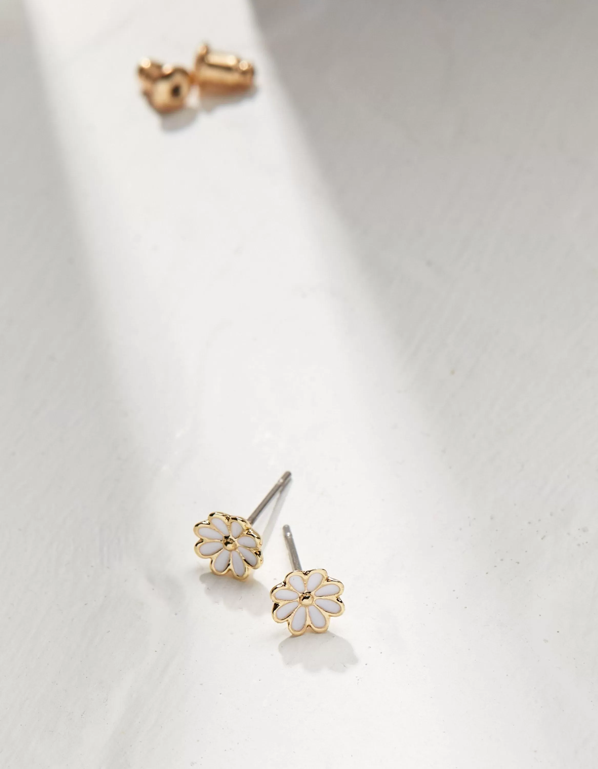 Store FatFace Enamel Daisy Studs Gold